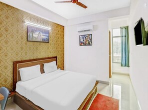 Free WiFi, bed sheets - Hotel Noida Continental (Noida)