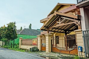 Vista frontal de la propiedad