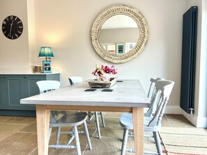 Dining - 4-Bedroom getaway in the Heart of Stratford-upon-Avon. (Stratford-upon-Avon)