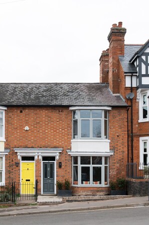 Exterior - 4-Bedroom getaway in the Heart of Stratford-upon-Avon. (Stratford-upon-Avon)