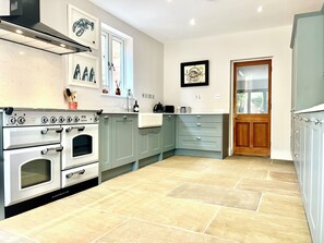 Kjøleskap, mikrobølgeovn, ovn og oppvaskmaskin