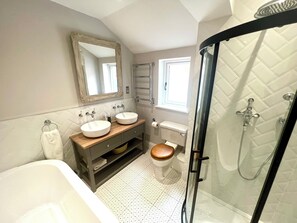 Shower, hair dryer, towels, soap - 4-Bedroom getaway in the Heart of Stratford-upon-Avon. (Stratford-upon-Avon)