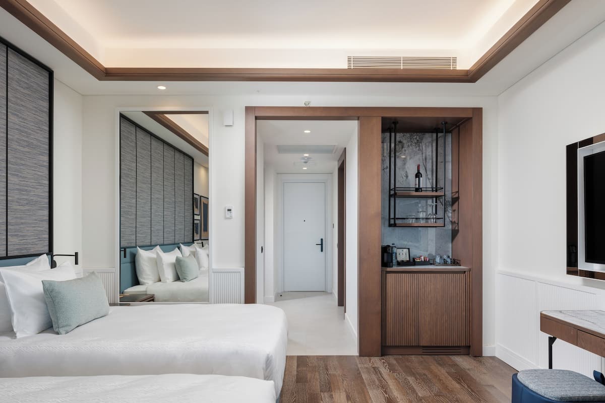 1 bedroom, premium bedding, free minibar, desk