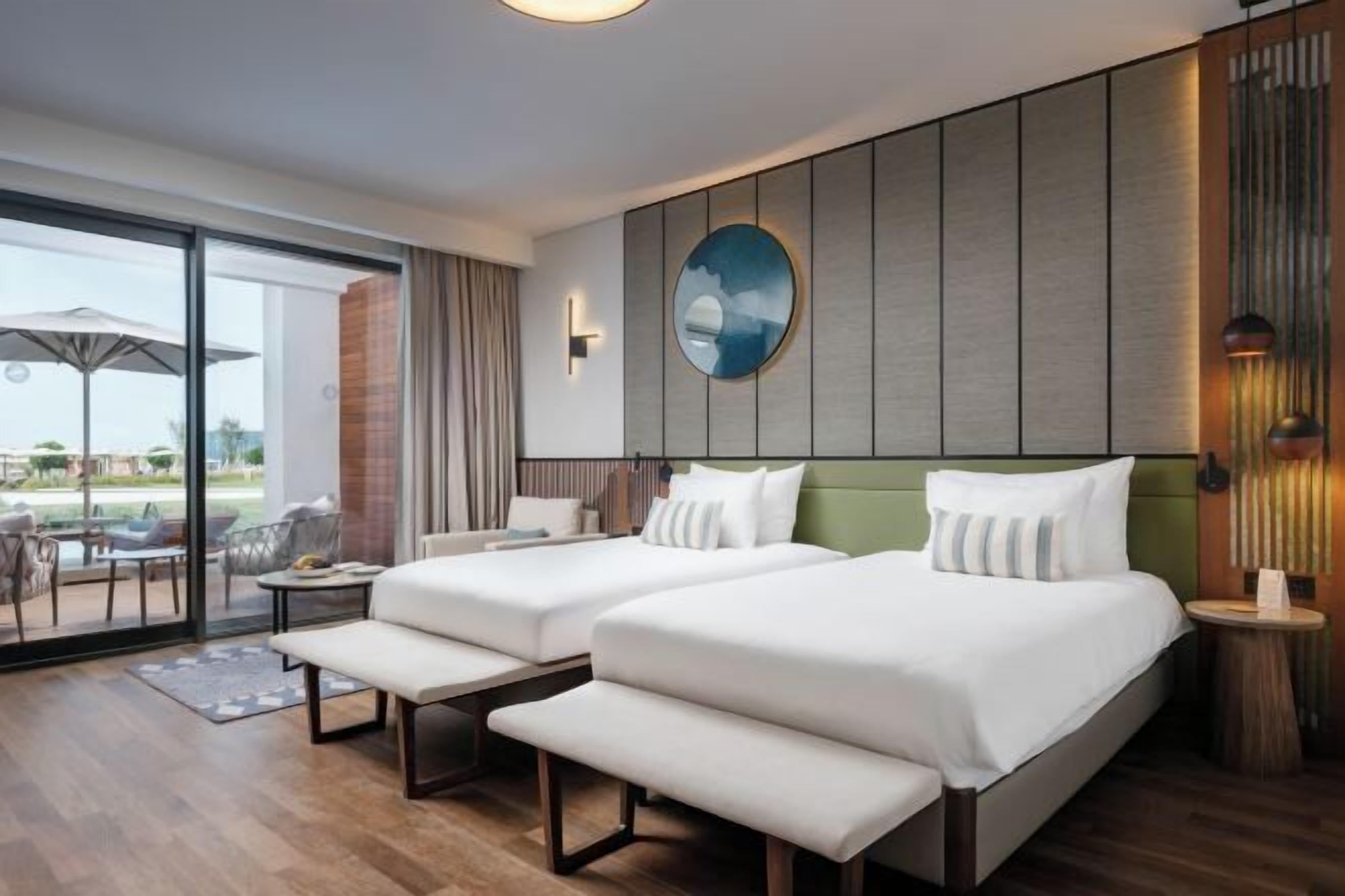 Premium bedding, free minibar, desk, laptop workspace