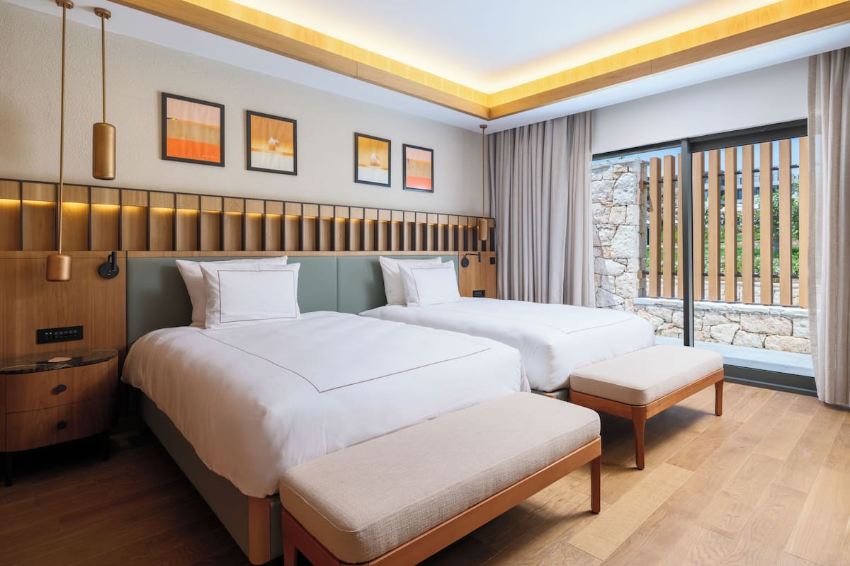 1 bedroom, premium bedding, free minibar, desk