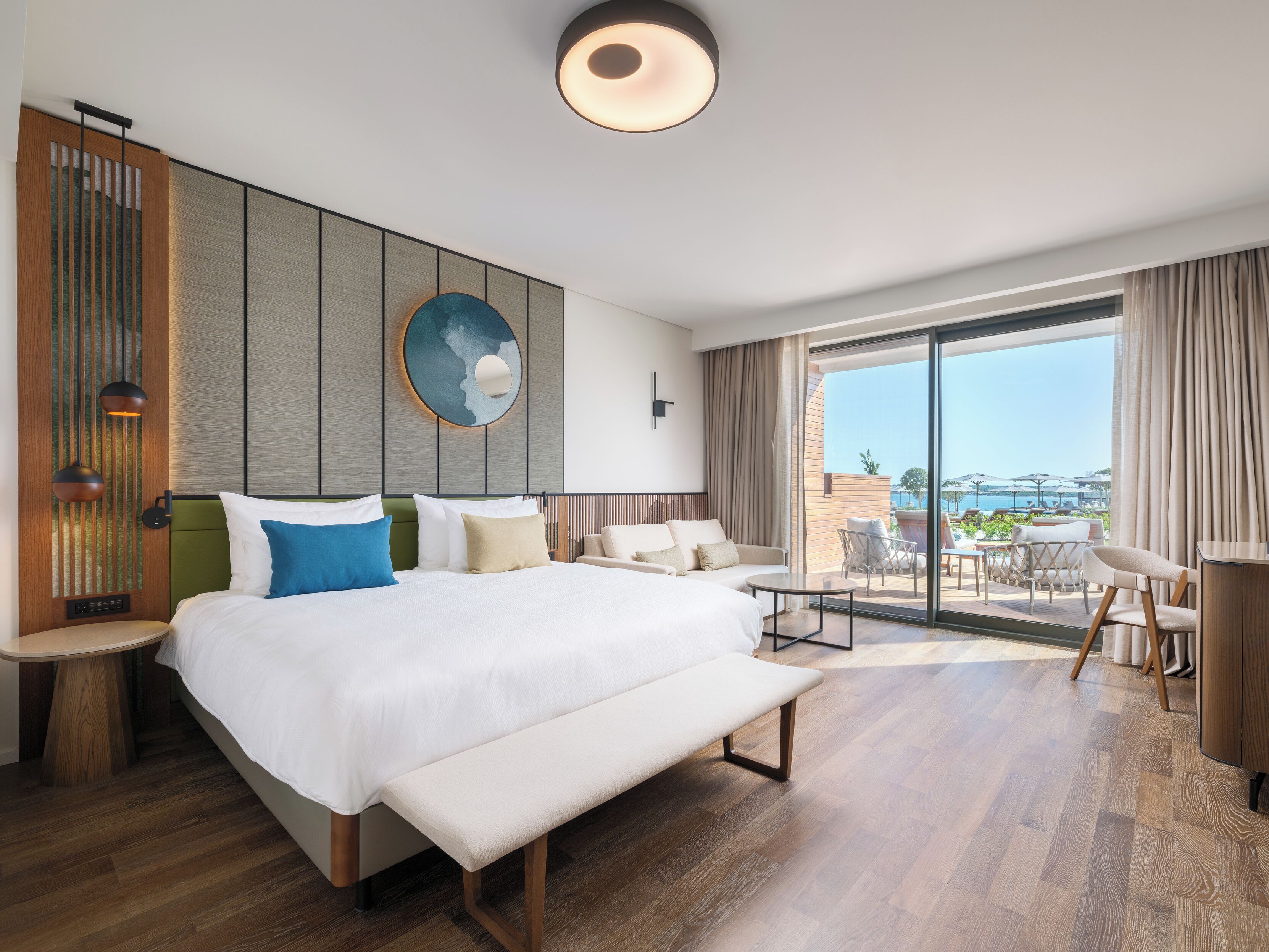 DELUXE DOUBLE 4 SWIM-UP ROOM SEA VIEW (COMMUNITY ZONE)