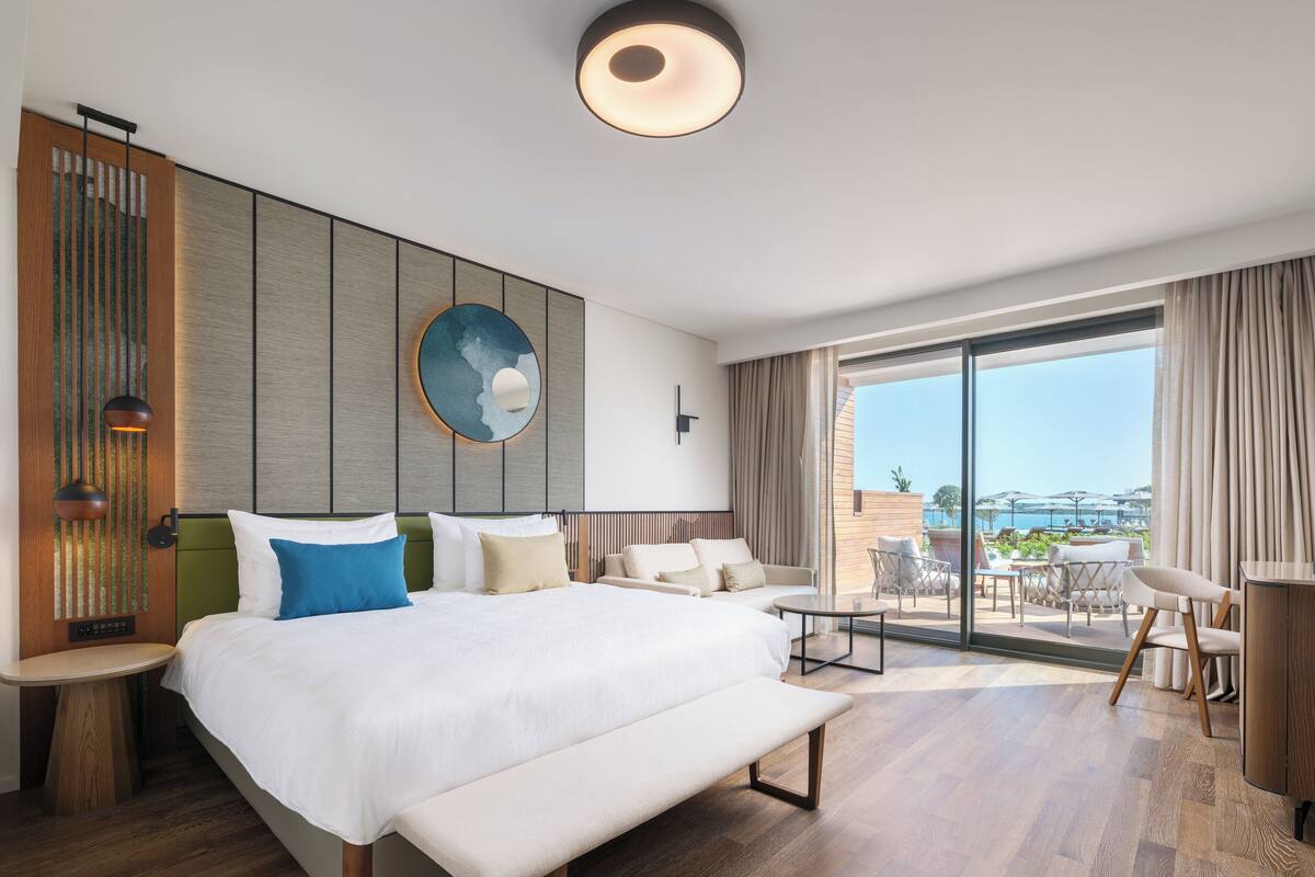Deluxe Double 4 Swim-Up Room Sea Side 2+2 (Community Zone) | Premium bedding, minibar (free items), desk, laptop workspace