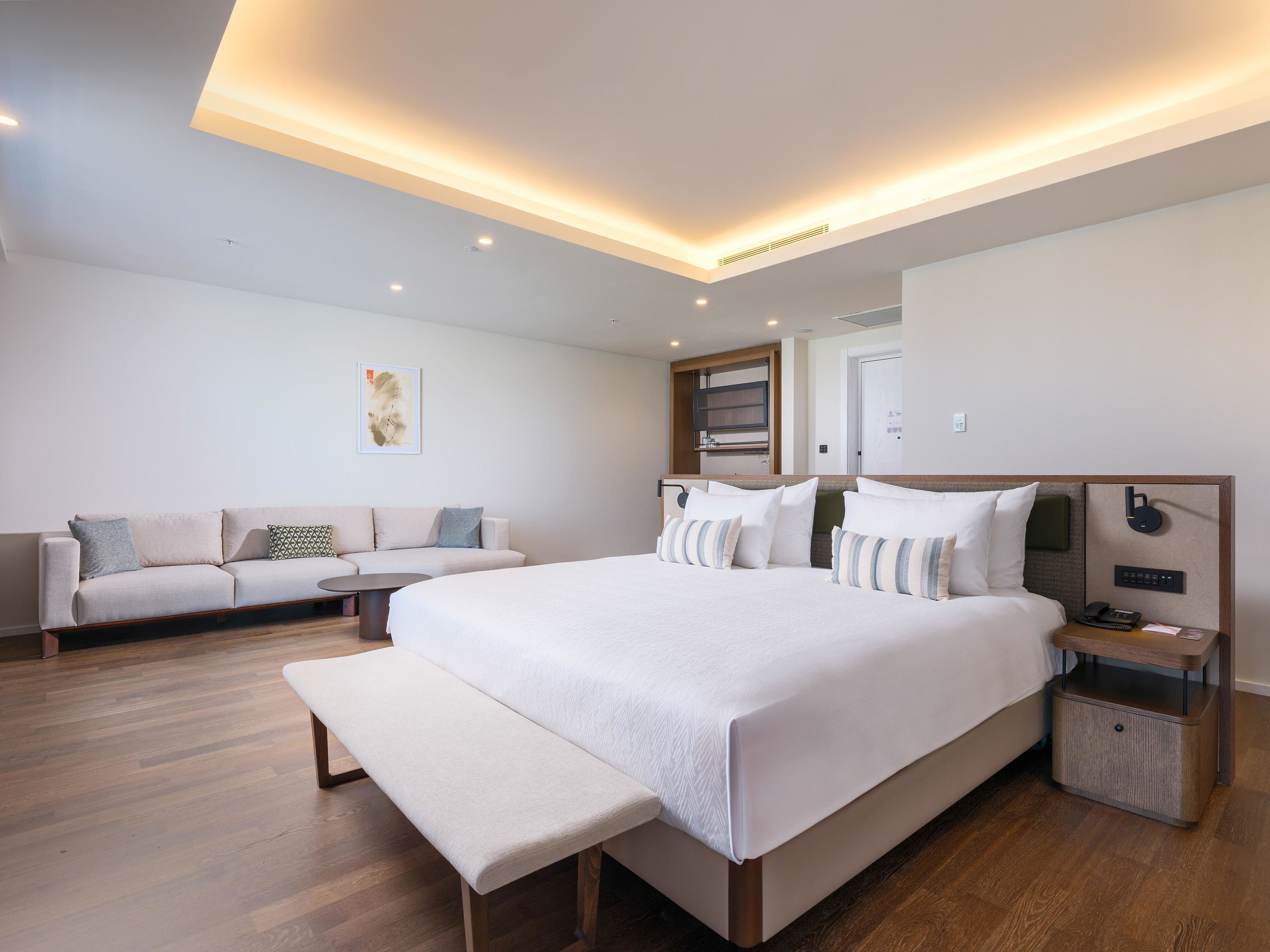 Premium bedding, free minibar, desk, laptop workspace