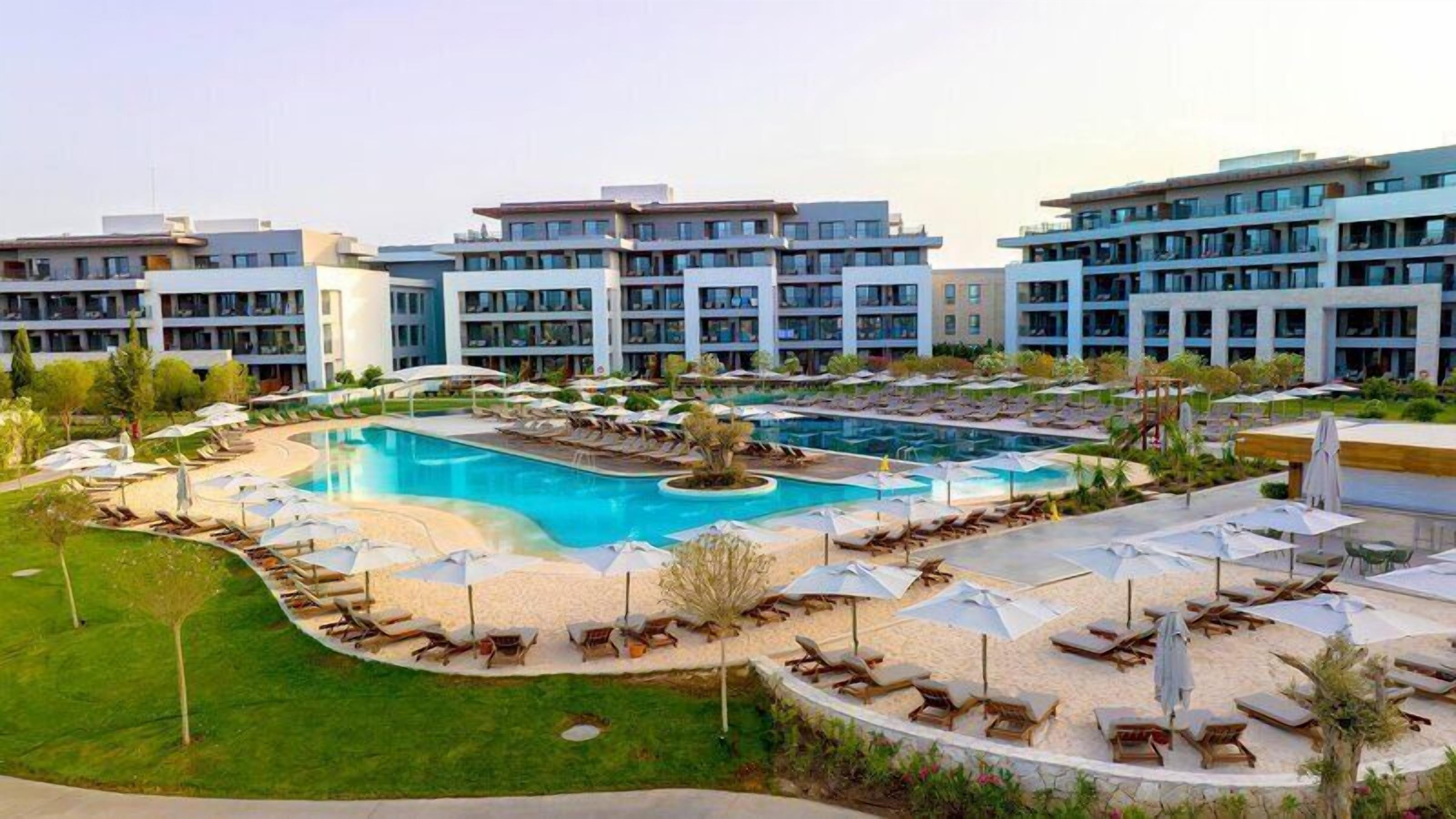 2 indoor pools, 5 outdoor pools