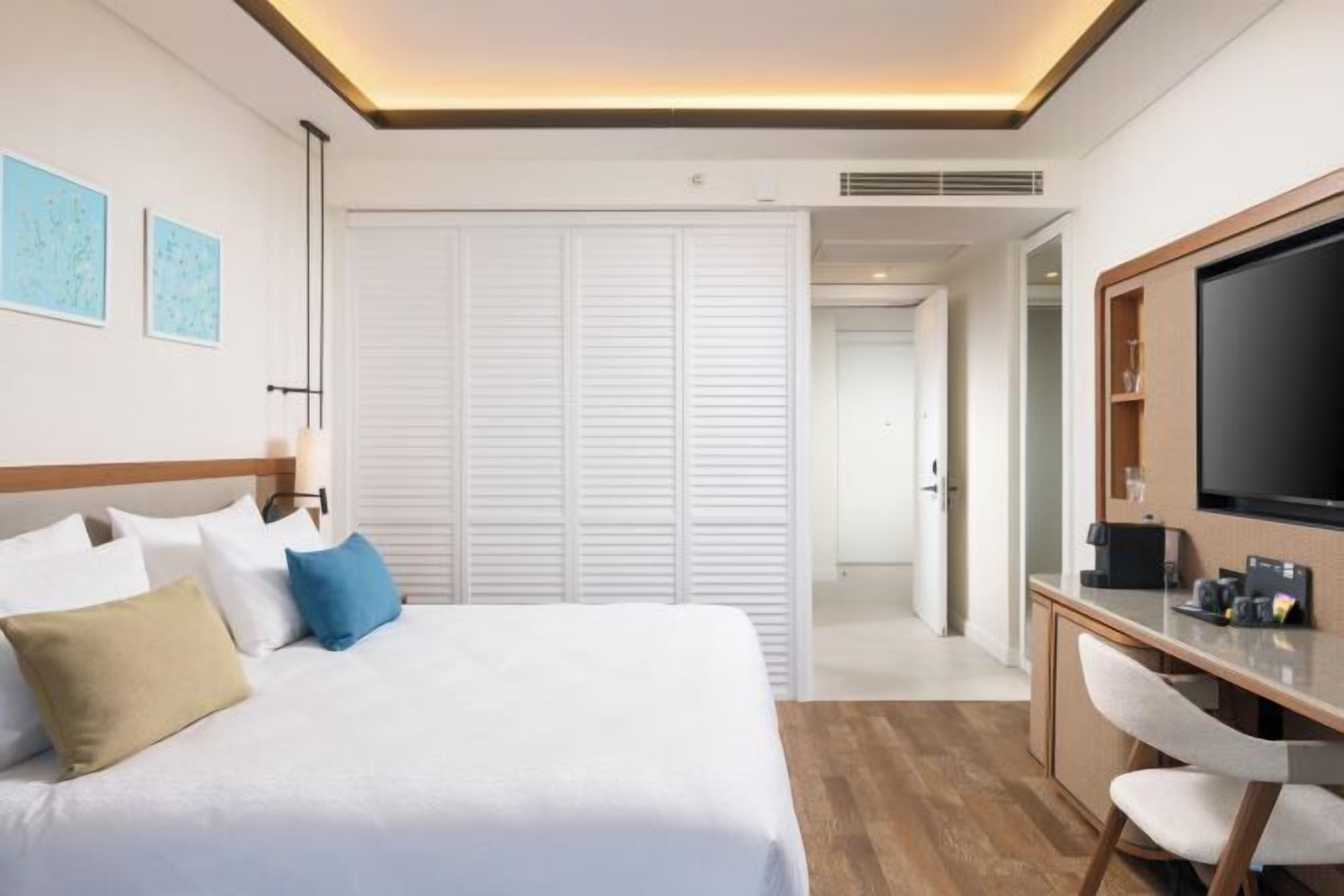 Premium bedding, free minibar, desk, laptop workspace
