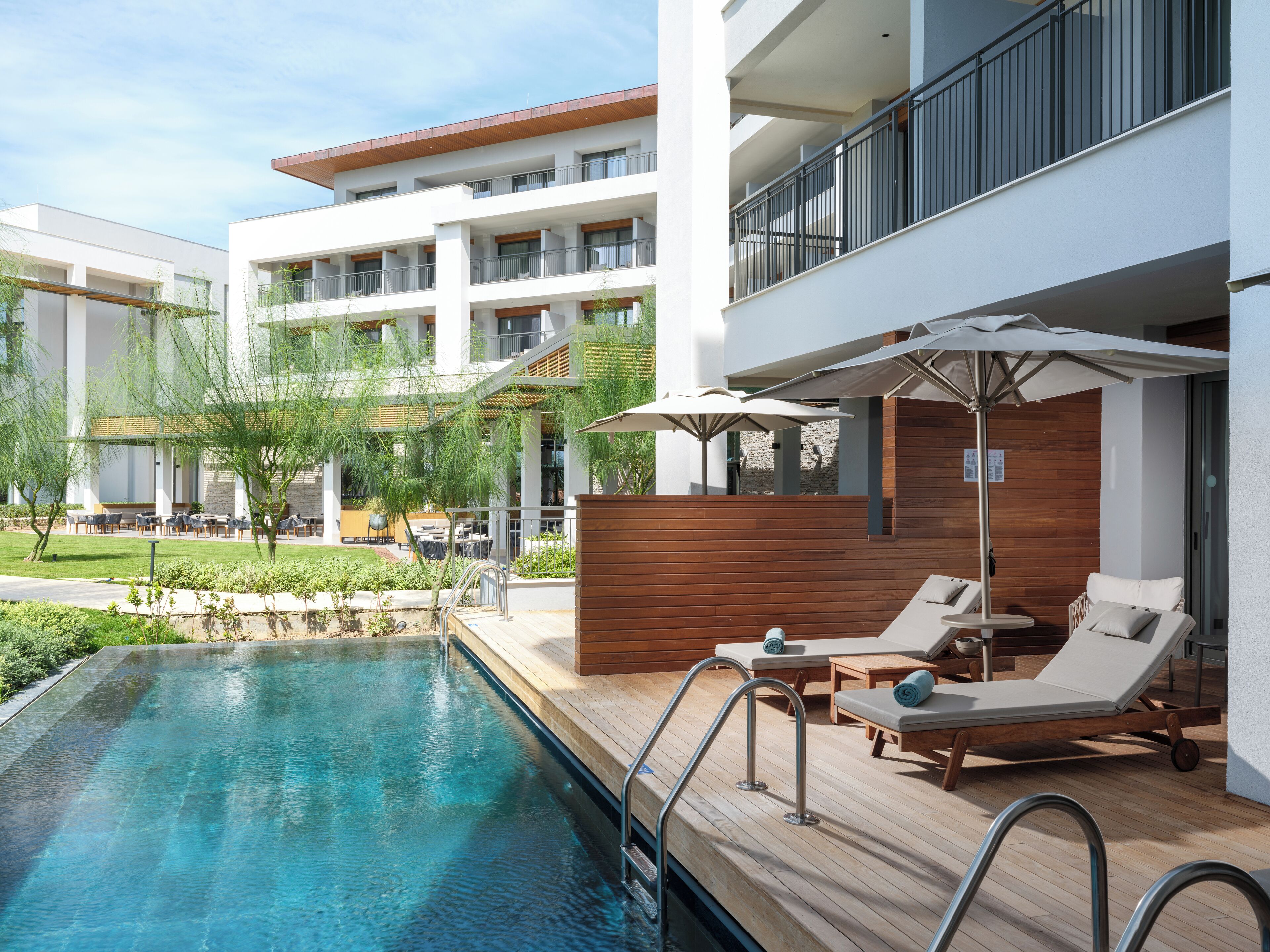 Deluxe Swim-Up Room Sea Side (Community Zone) | Terrace/patio