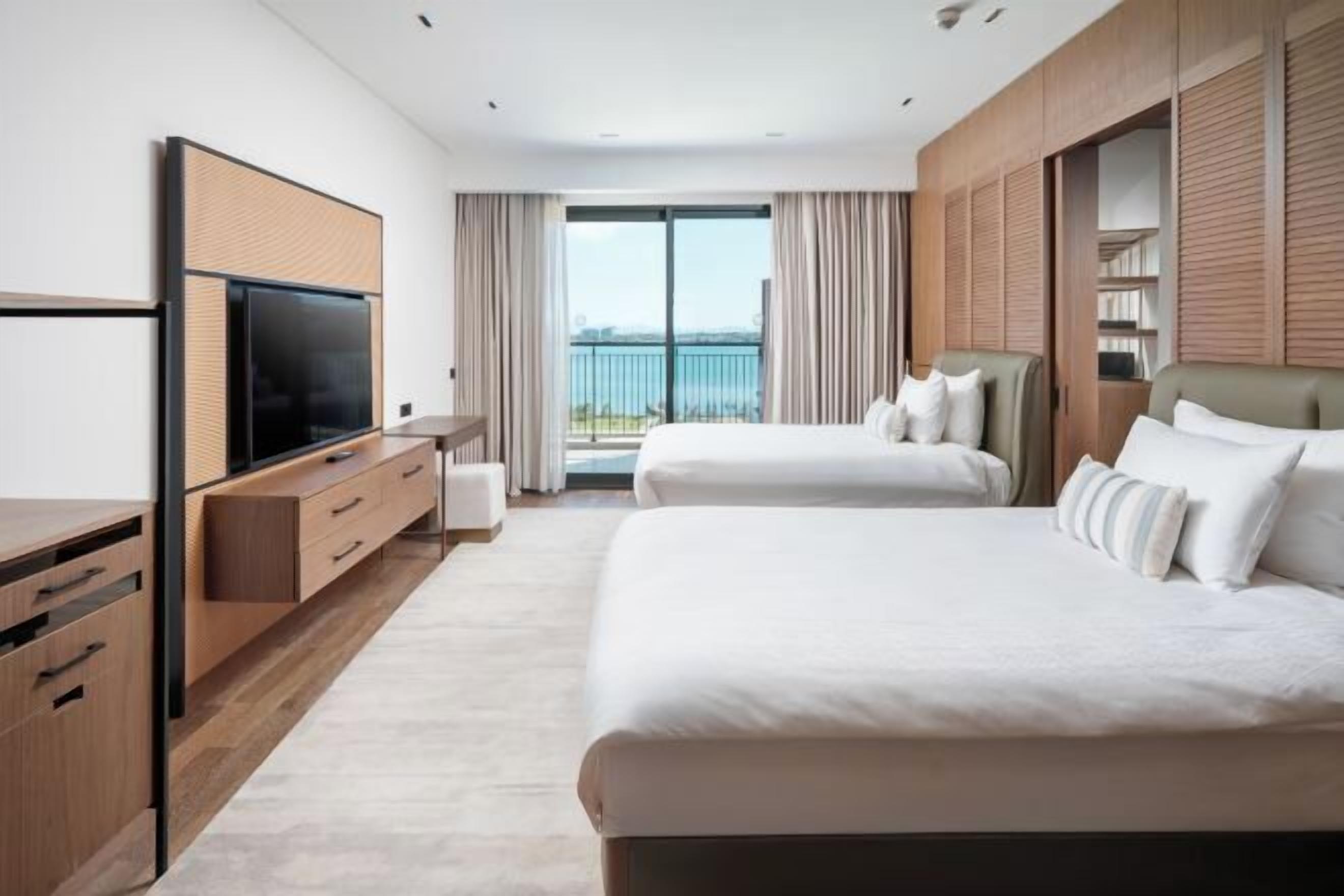 Premium bedding, free minibar, desk, laptop workspace