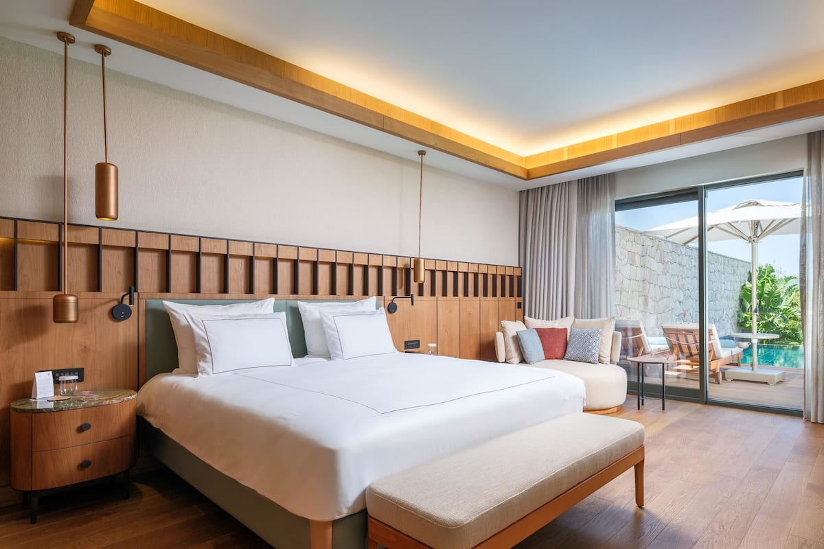 Premium bedding, free minibar, desk, laptop workspace