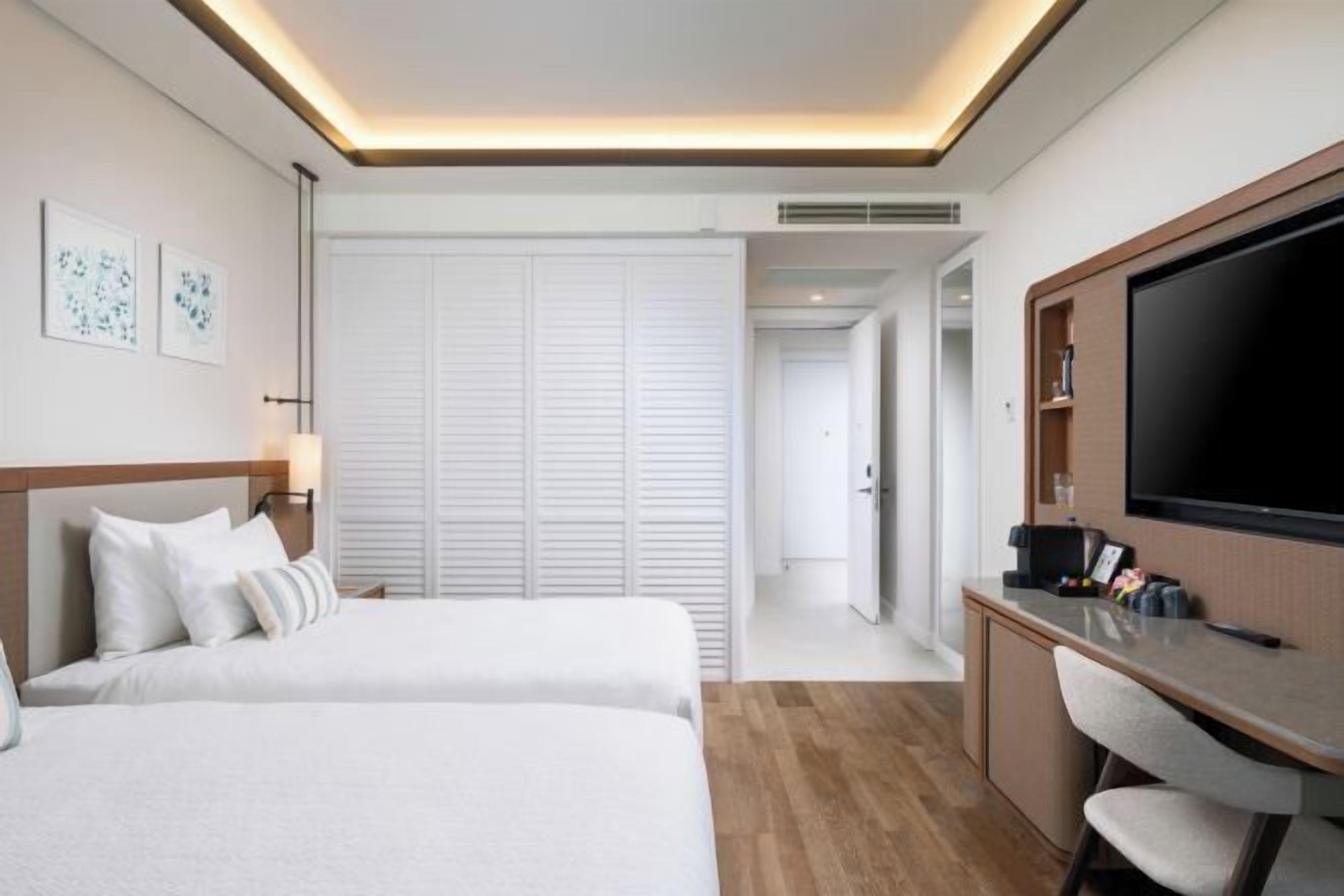 Premium bedding, free minibar, desk, laptop workspace