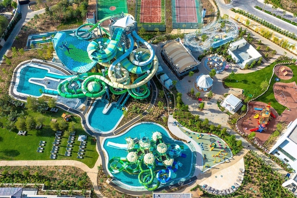 2 indoor pools, 5 outdoor pools