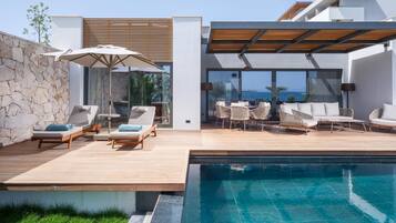 Premium bedding, free minibar, desk, laptop workspace