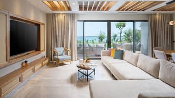 Seprai premium, minibar gratis, meja kerja, dan ruang kerja ramah laptop