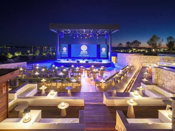 Fachada da propriedade à noite