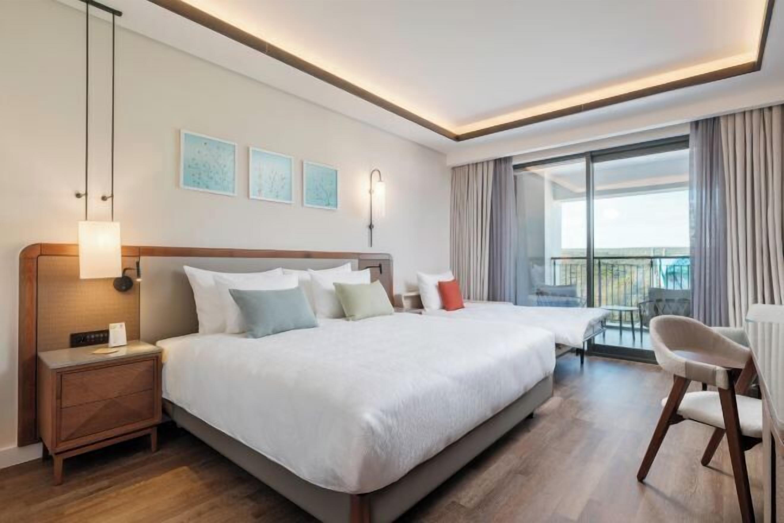 Premium bedding, free minibar, desk, laptop workspace
