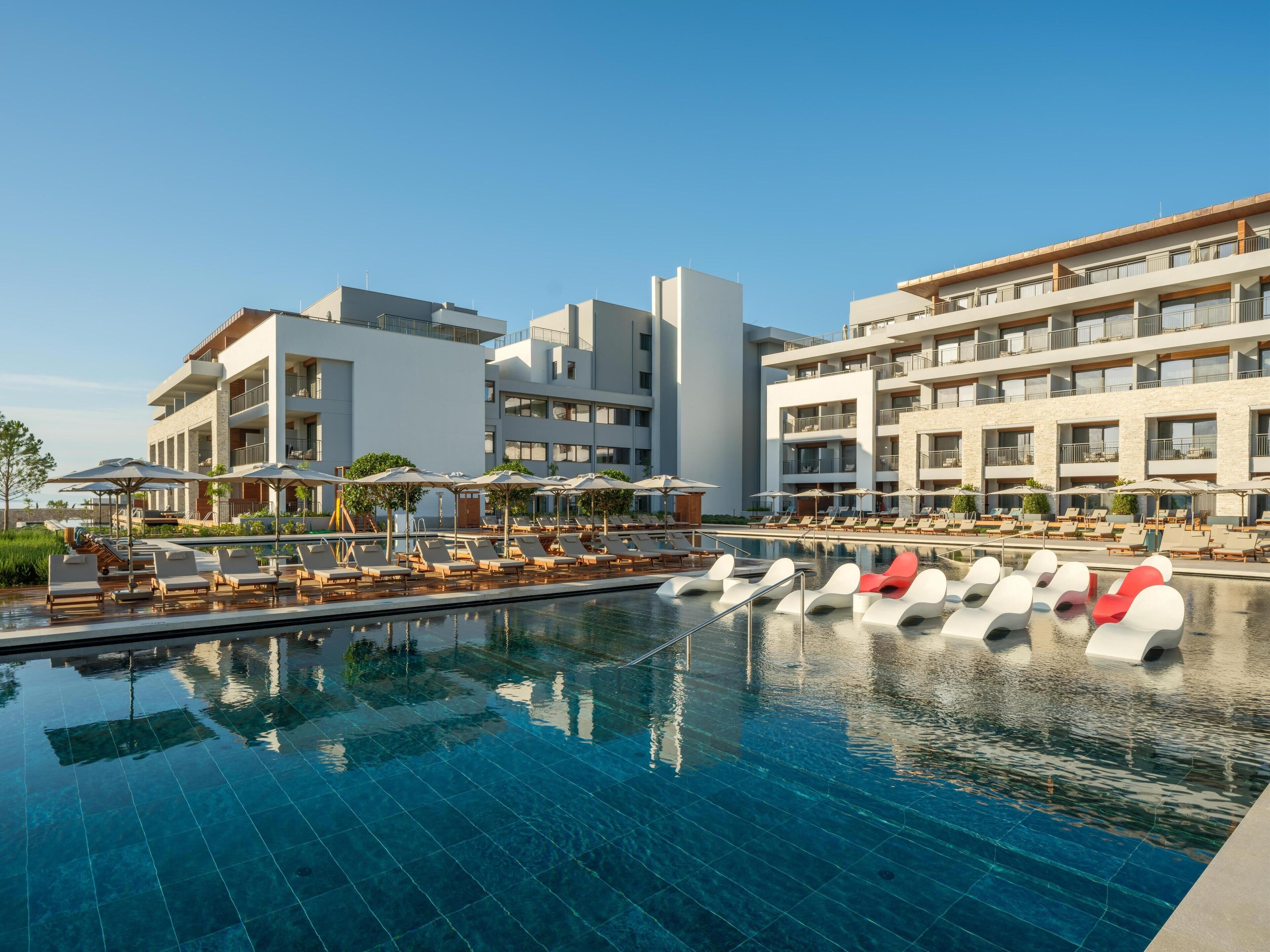 2 piscinas techadas, 5 piscinas al aire libre