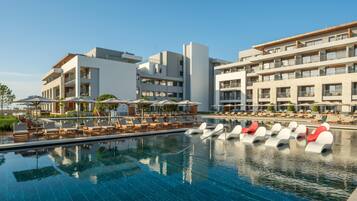 2 piscinas techadas, 5 piscinas al aire libre