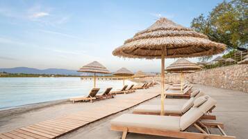 Di pantai, antar-jemput gratis ke pantai, dan bar pantai