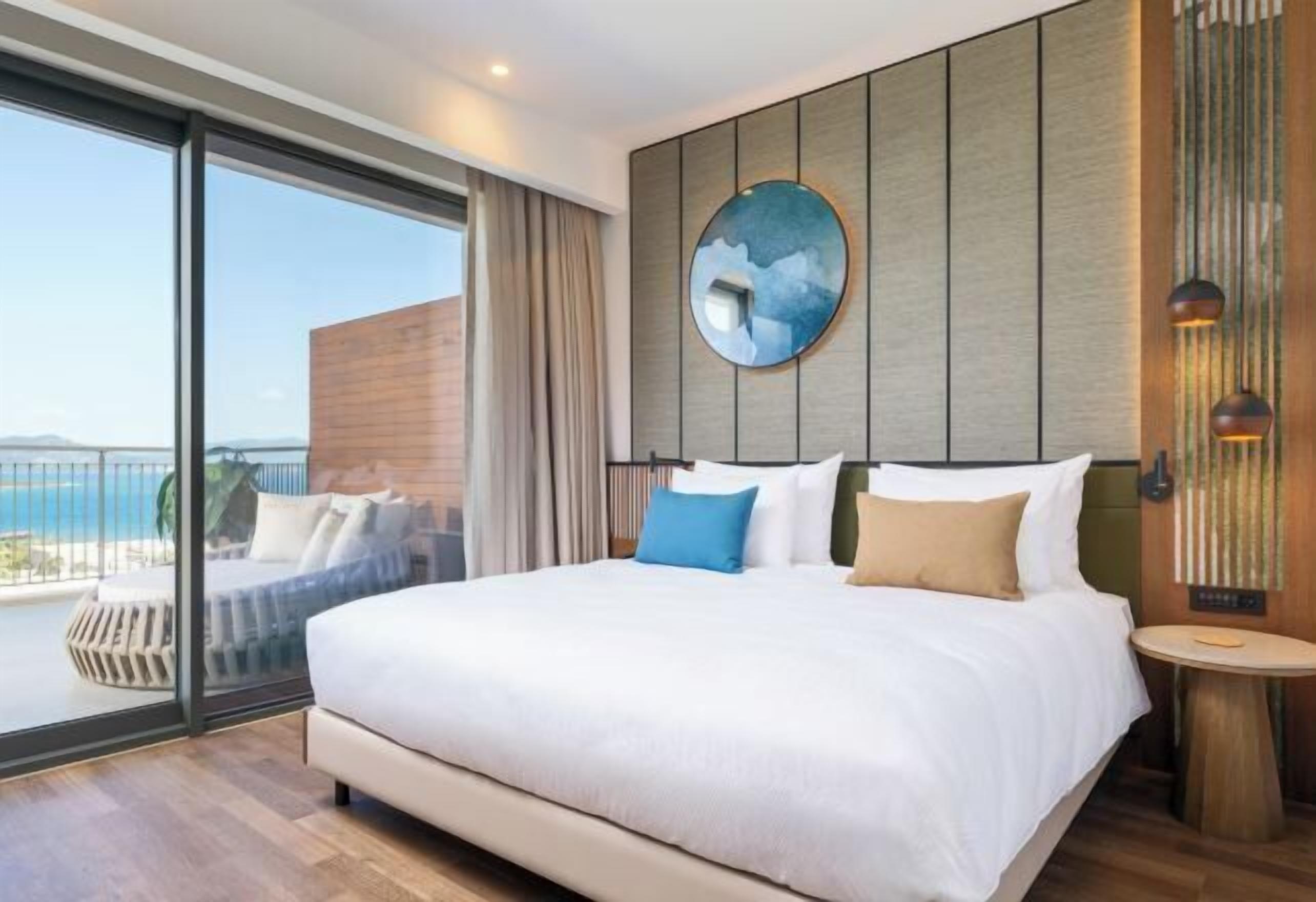 Premium bedding, free minibar, desk, laptop workspace