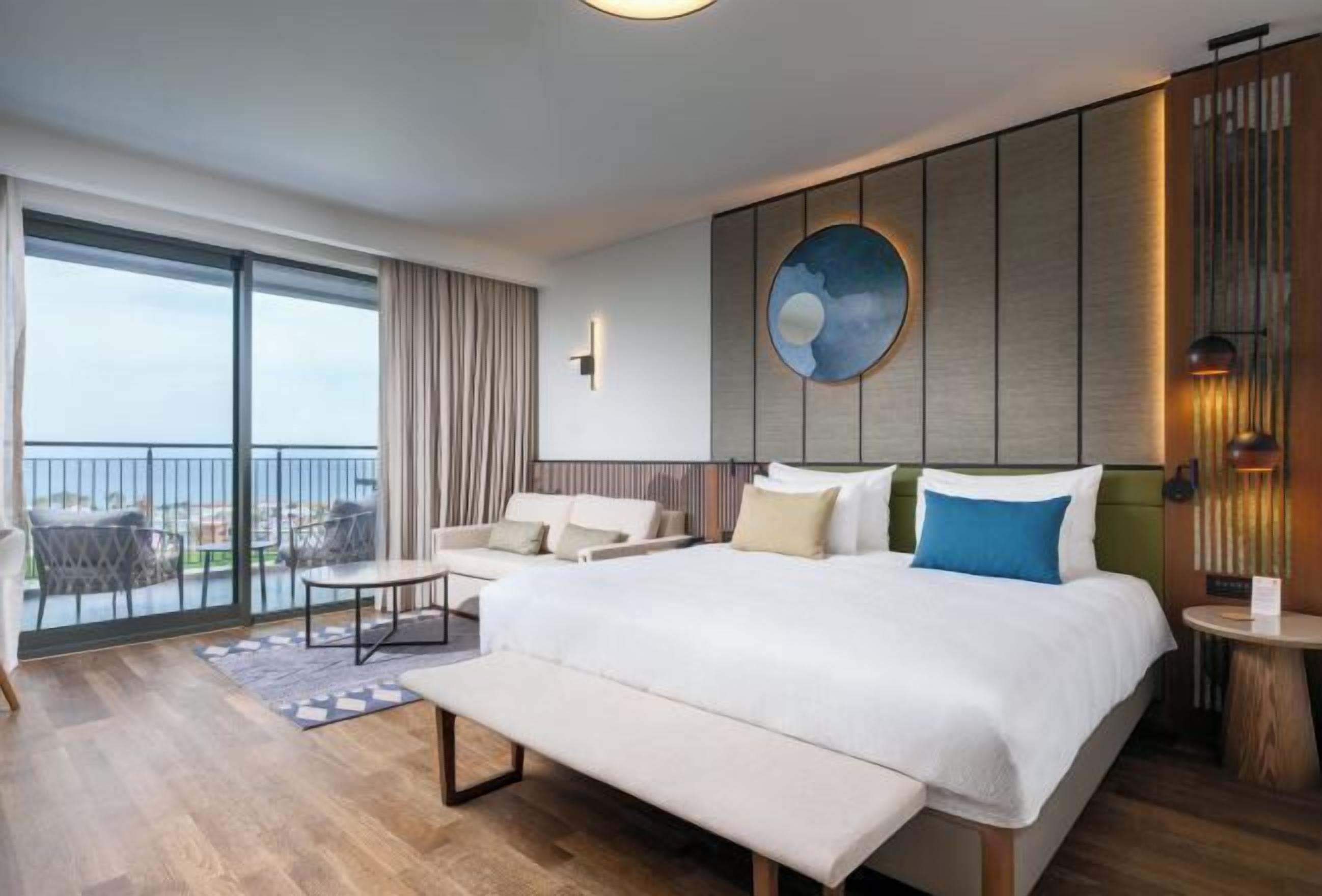 Premium bedding, free minibar, desk, laptop workspace