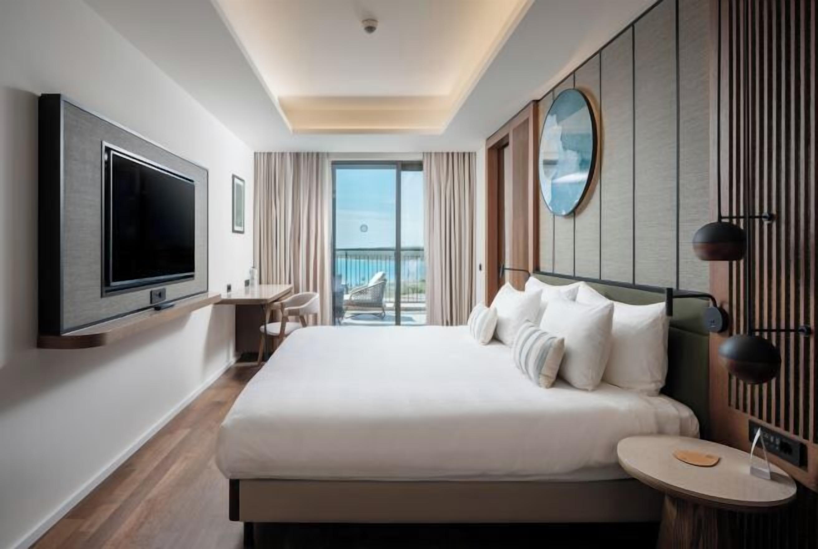 Premium bedding, free minibar, desk, laptop workspace