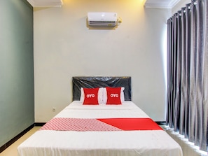 Deluxe Suite | Laptop workspace, free WiFi, bed sheets - OYO 92479 Pasadena House (Semarang)