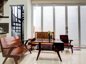 Reception - OYO 92479 Pasadena House (Semarang)