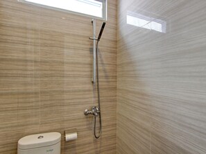 Phòng Suite Deluxe | Phòng tắm | Vòi sen/bồn tắm kết hợp, khăn tắm, xà phòng