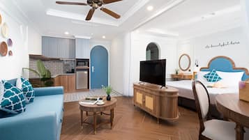 One Bedroom Sea View Apartment with Balcony, Bathtub | 1 bedroom, minibar, desk, soundproofing