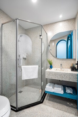 Douche à « effet pluie », articles de toilette de luxe, sèche-cheveux