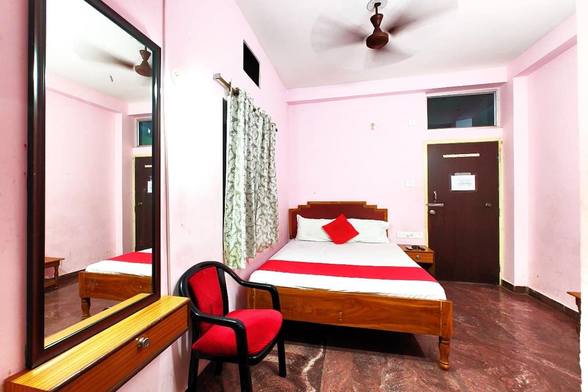 Deluxe Double Room, City View | Desk, soundproofing, free WiFi, bed sheets