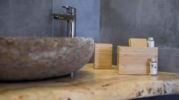 Appartement Panoramique, 1 grand lit et 1 canapé-lit, non-fumeurs, vue ville (Iris Penthouse) | Salle de bain | Articles de toilette gratuits, sèche-cheveux, peignoirs, chaussons