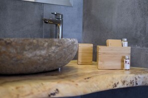 Appartement panoramique, 1 grand lit et 1 canapé-lit, non-fumeur, vue sur la ville (Iris Penthouse) | Salle de bain | Articles de toilette (gratuits), séchoir à cheveux, peignoirs