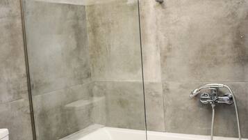 Apartamento panorâmico, 1 cama Queen e sofá-cama, para não fumantes (Iris Penthouse) | Banheiro | Produtos de toalete grátis, secador de cabelo, roupões de banho
