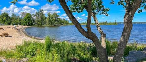 بالقرب من الشاطئ