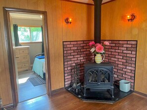 3 bedrooms, travel cot, free WiFi, bed sheets - Lakeside Retreat: Steps to Beach (Port McNicoll)