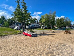 Beach nearby - Lakeside Retreat: Steps to Beach (Port McNicoll)