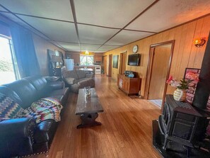 TV, fireplace, books, stereo - Lakeside Retreat: Steps to Beach (Port McNicoll)