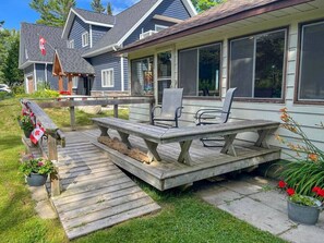 Terrace/patio - Lakeside Retreat: Steps to Beach (Port McNicoll)