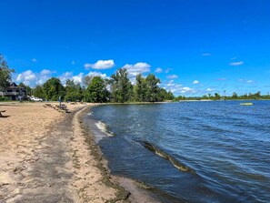 Beach nearby - Lakeside Retreat: Steps to Beach (Port McNicoll)