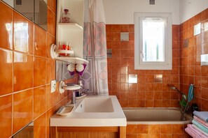 Baignoire, sèche-cheveux, serviettes fournies