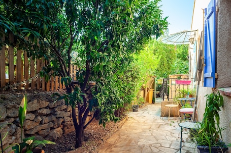 Terrace/patio. Villa la figounette du soleil