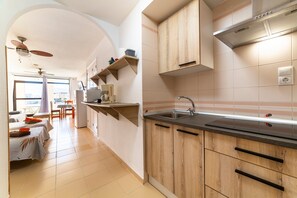 Fridge, microwave, stovetop, coffee/tea maker - Studio Apartment 'Estudio En La Playa' with Mountain View, Shared Pool and Wi-Fi (Roquetas de Mar)