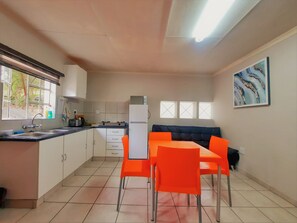 Chambre familiale, non-fumeur, vue sur le jardin | Cuisine privée | Bouilloire électrique