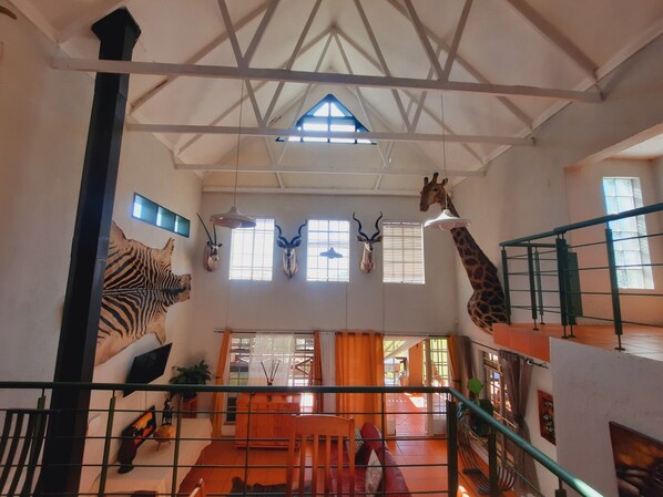 Living area - Highlands Creek Self Catering Lodge (Mbombela)