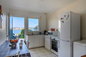 Fridge, microwave, oven, stovetop - Holiday Home 'Villa Les Pieds Dans L'eau' with Sea View, Private Terrace and Wi-Fi (Loctudy)